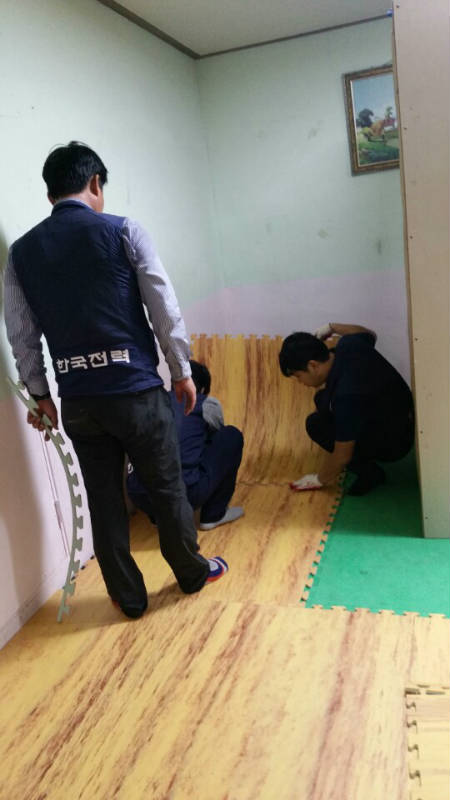 바닥을 까는 모습
